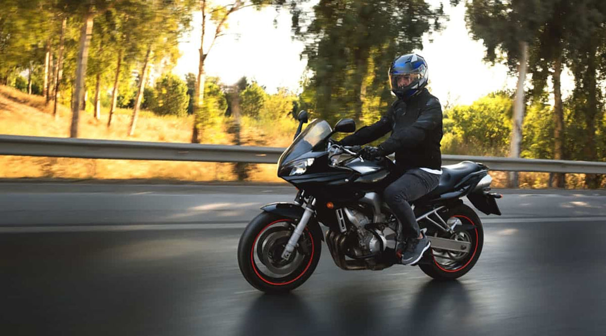 Naked Bike vs. Sportbike: Was ist der Unterschied? | Cardo Systems